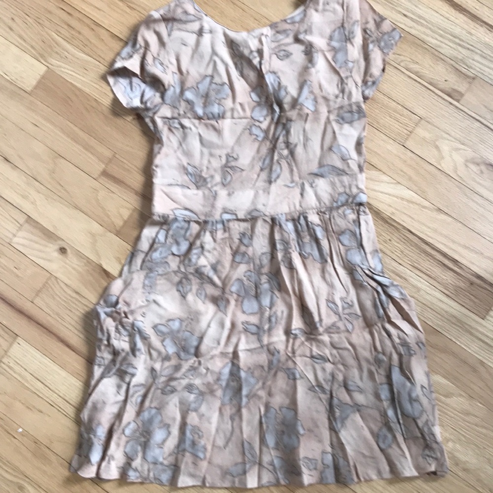 Cute floral print dress with pockets and open back